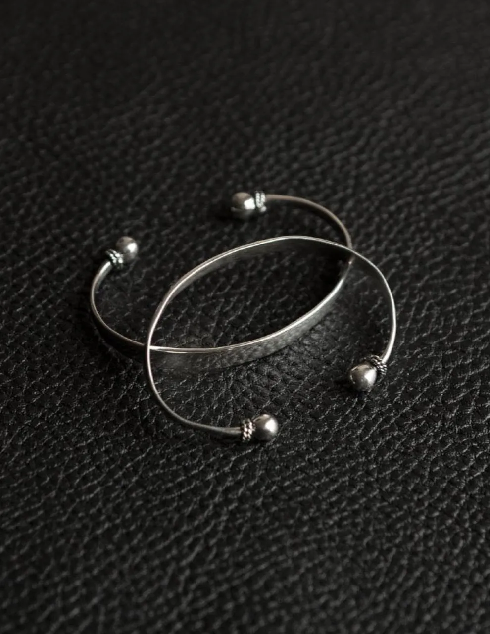 NOIR KALA Bracelet Open Dots